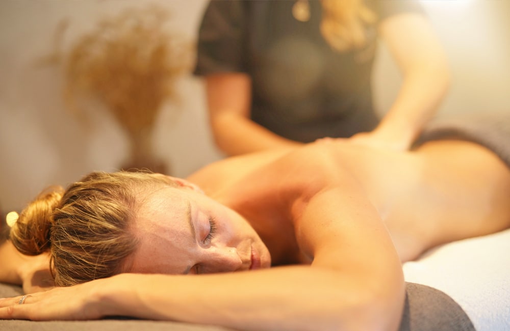 mulher a fazer uma massagem no spa aqua venus