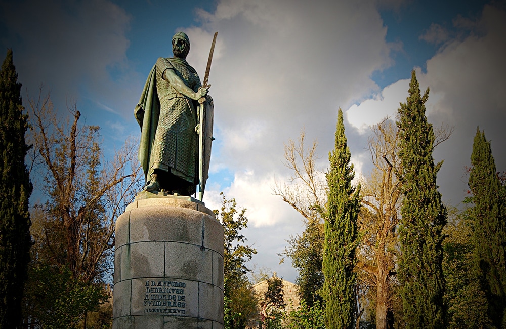 estatua de d. afonso henriques em guimarães