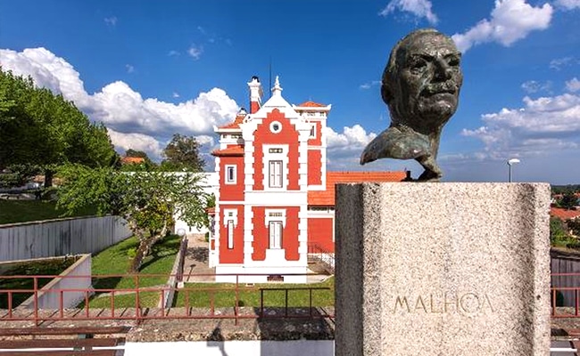 Vista exterior do centro de artes e estátua de José Malhoa